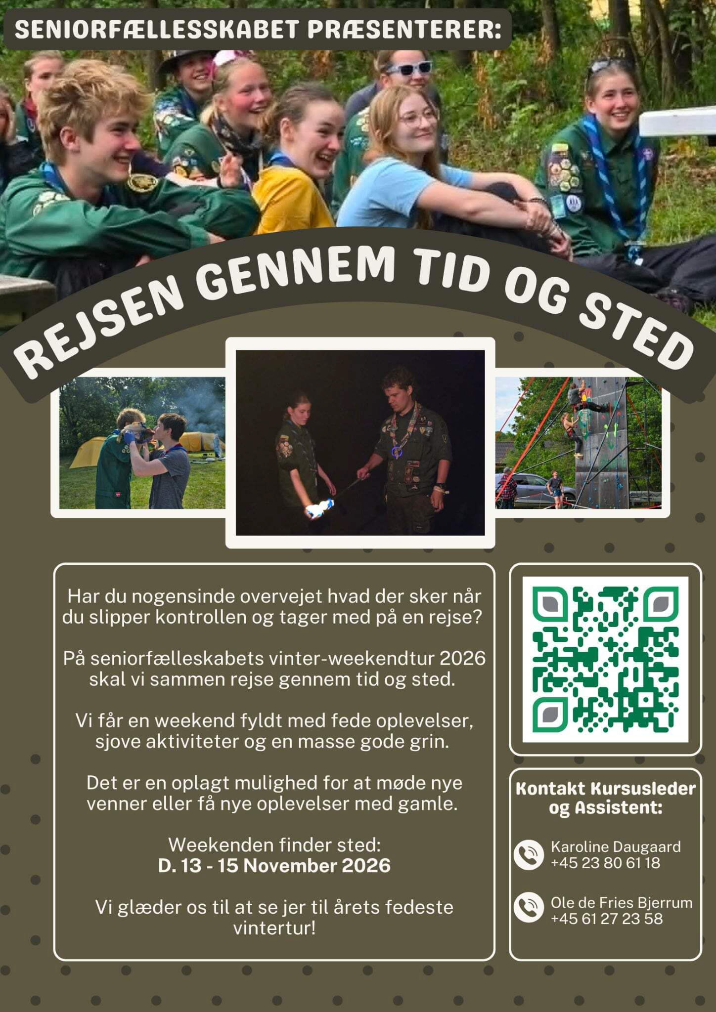 To spejderledere viser en færdselstavle for en gruppe børn